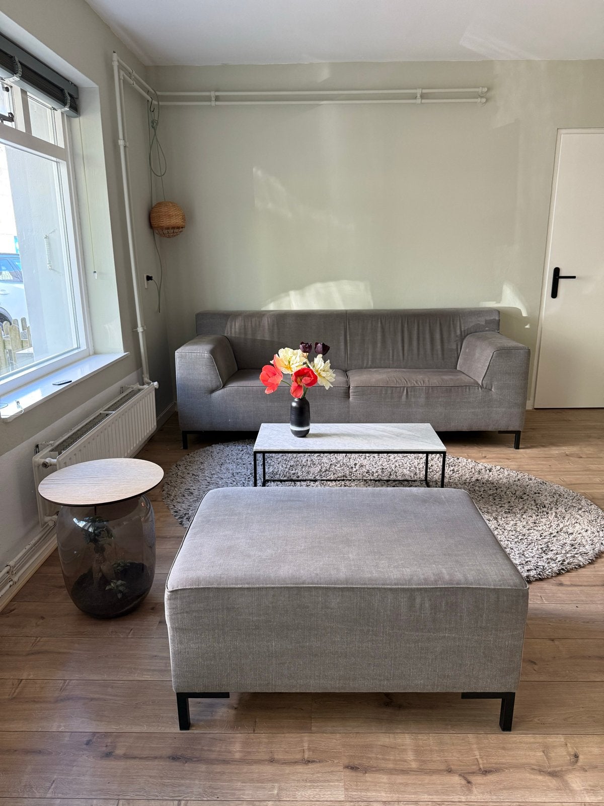 2.5zits grijze bank ‘Sandy’ met hocker van Het Kabinet Wonen, Ophalen, Tweepersoons, 75 tot 100 cm, Zo goed als nieuw