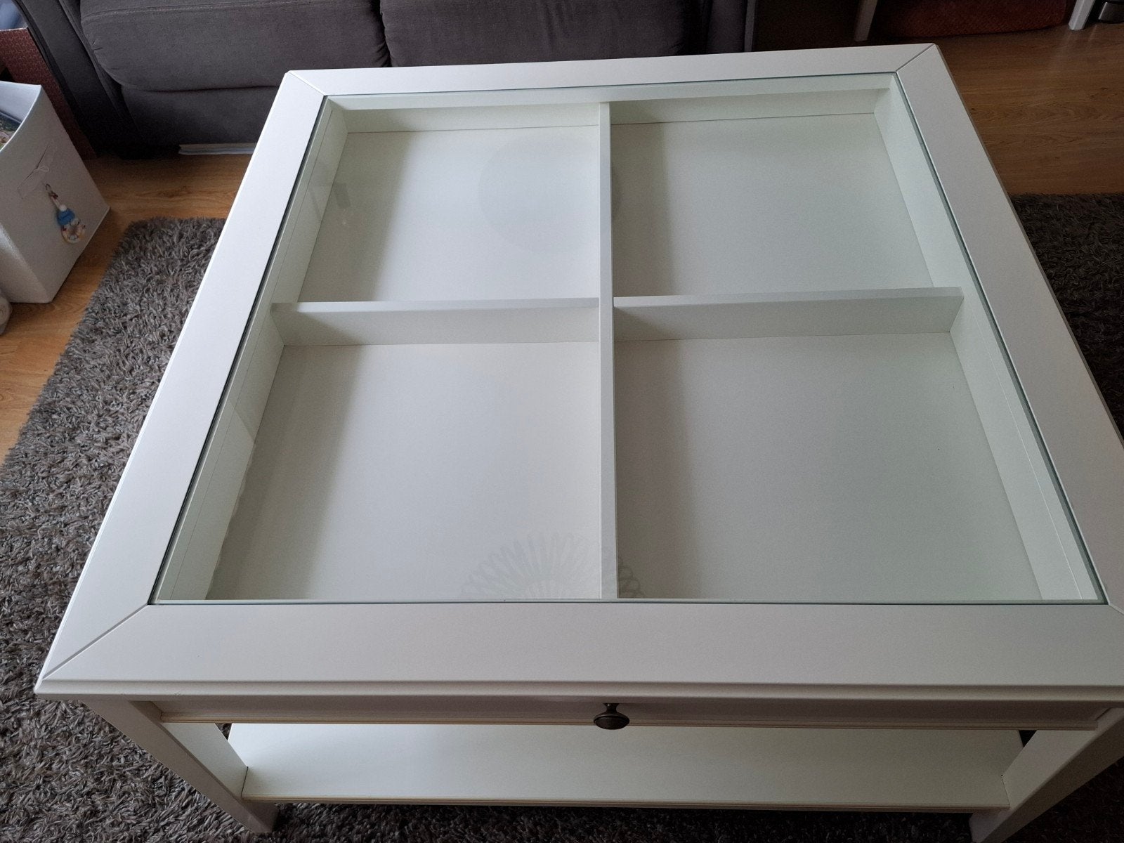 Ikea Liatorp witte salontafel met glazen blad en lade, Huis en Inrichting, Tafels | Salontafels, Ophalen, Gebruikt, 50 tot 100 cm