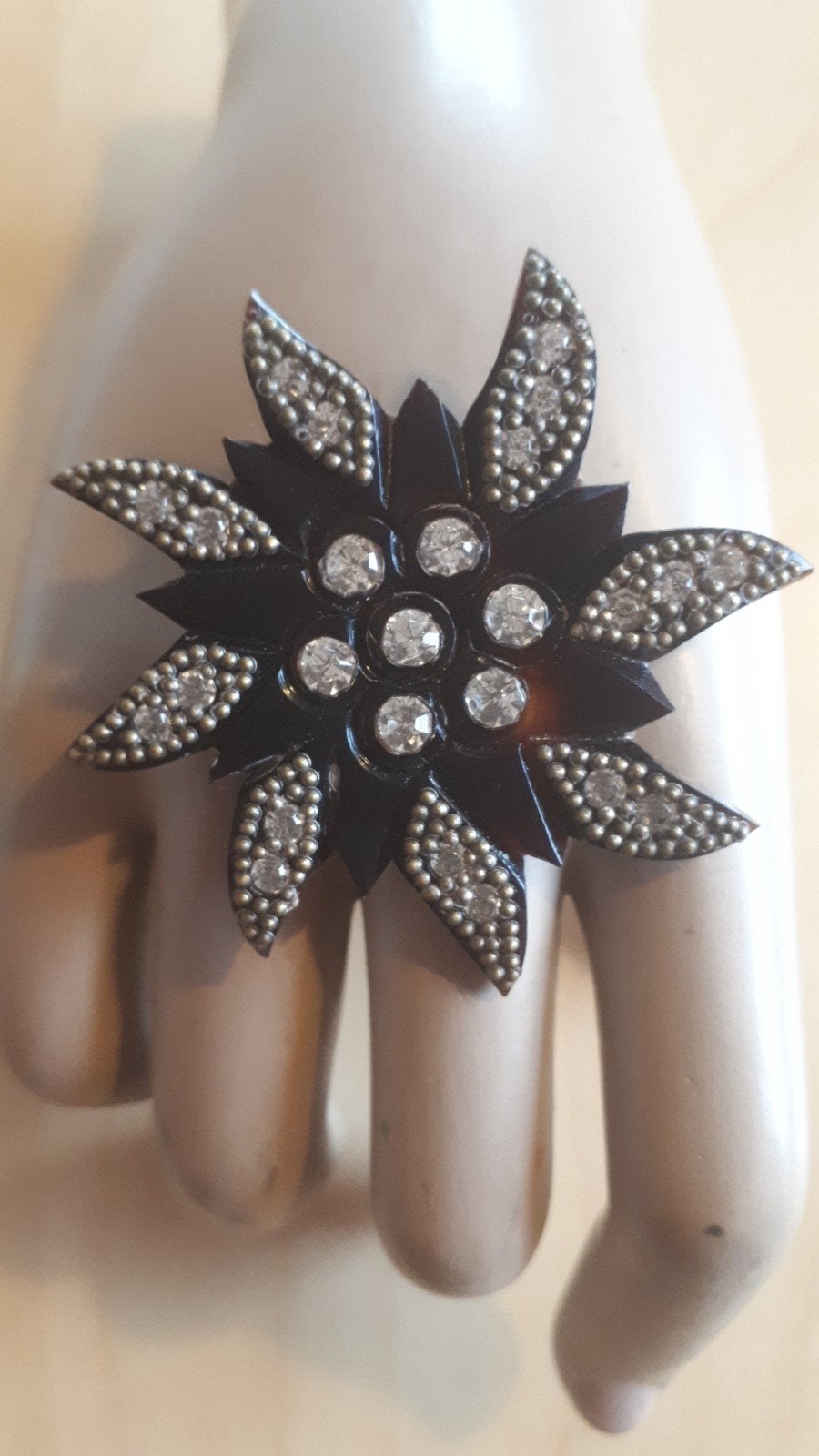 Antieke Bakelieten Broche met Paste., Sieraden, Tassen en Uiterlijk, Antieke sieraden, Ophalen of Verzenden, Overige materialen
