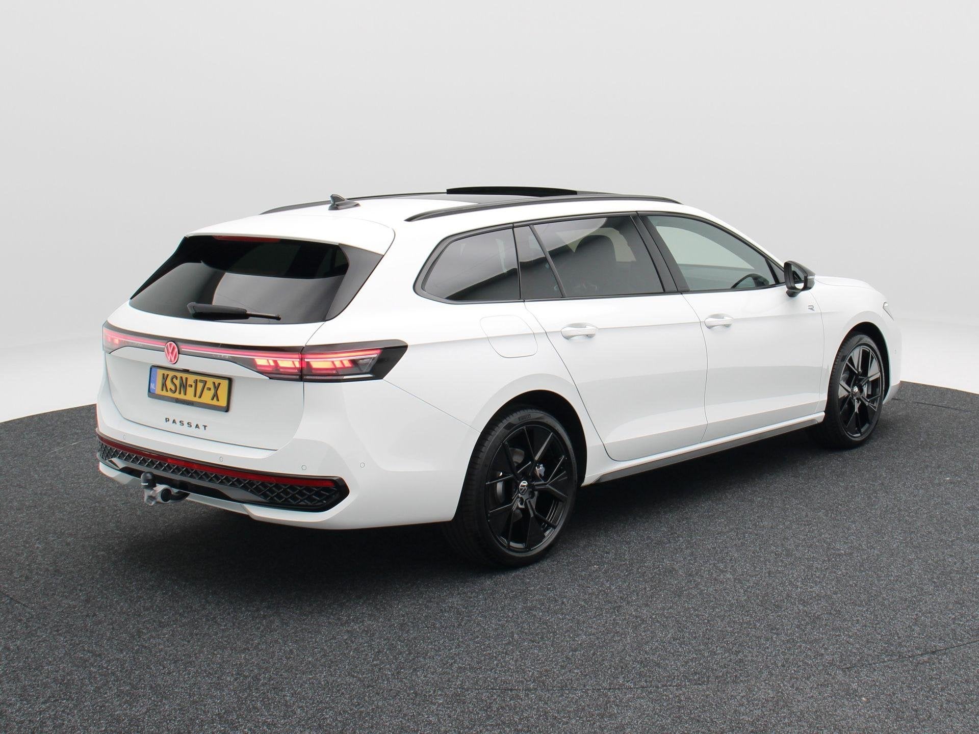 Volkswagen Passat Variant 1.5 eHybrid 272 Pk R-Line | Black, Auto's, 4 cilinders, 2000 kg, 150 min, Hybride Elektrisch/Benzine
