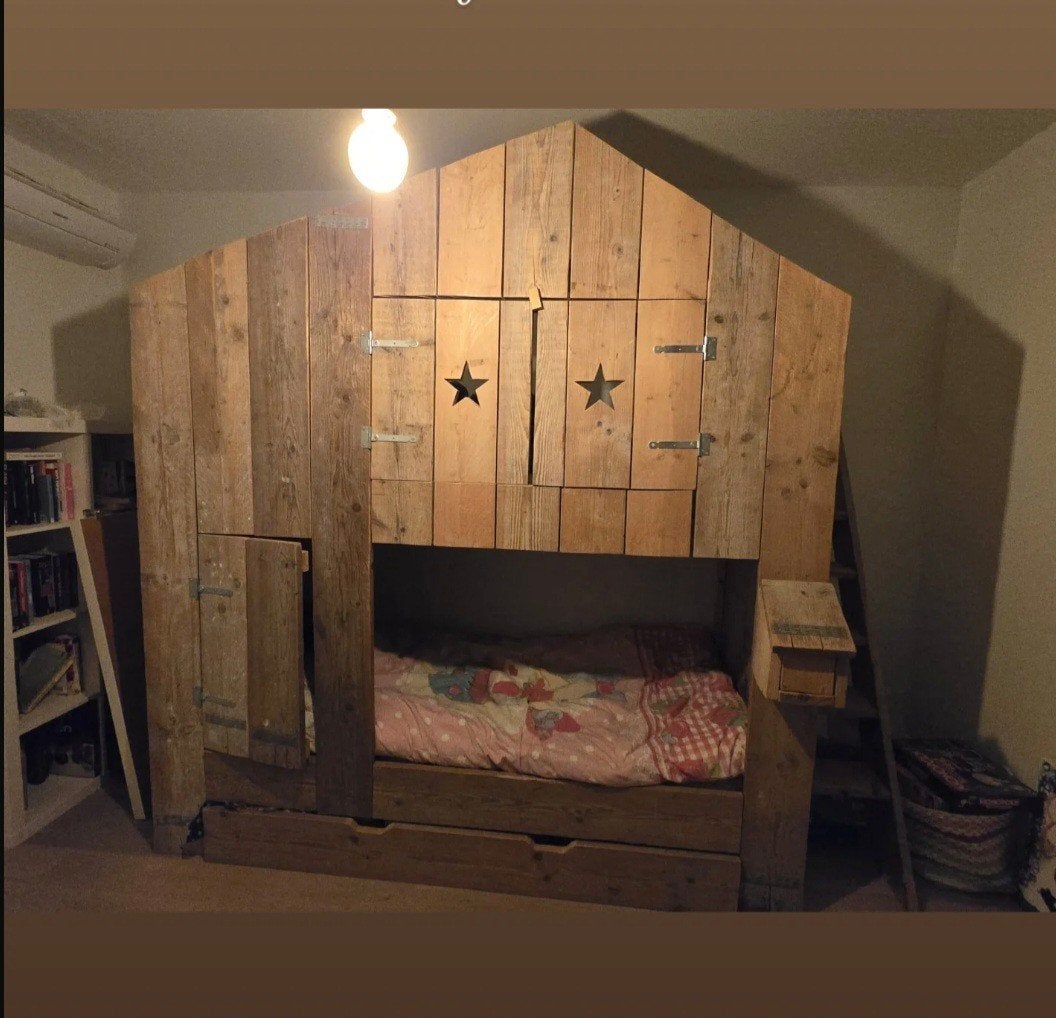 Leuk stapelbed met trapje en openslaande deuren, Huis en Inrichting, Slaapkamer | Stapelbedden en Hoogslapers, Gebruikt, Hoogslaper