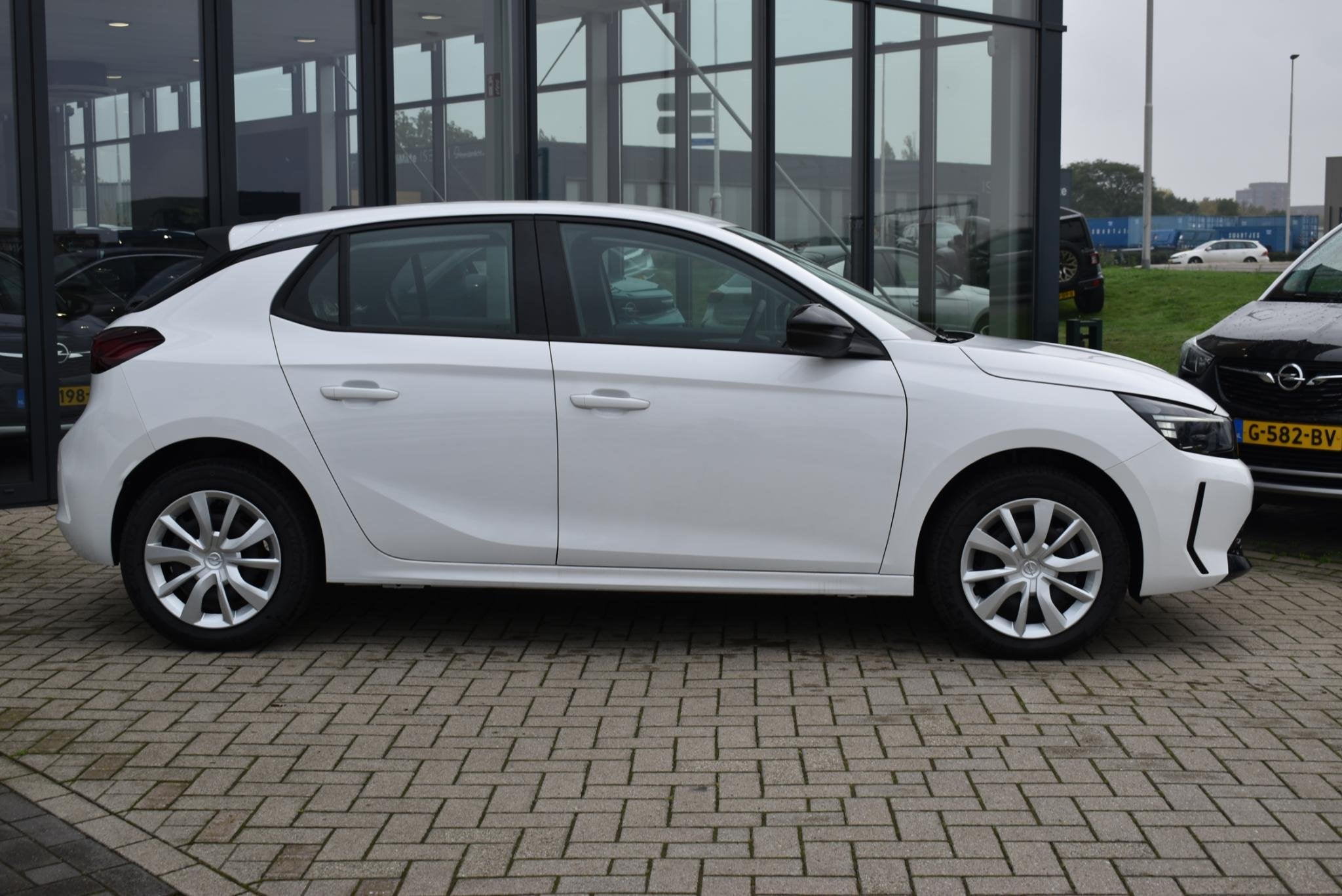 Opel Corsa Electric Edition 50 kWh VOORRAAD KORTING, Auto's, Opel, 12 maanden, Zwart, 355 km, Wit