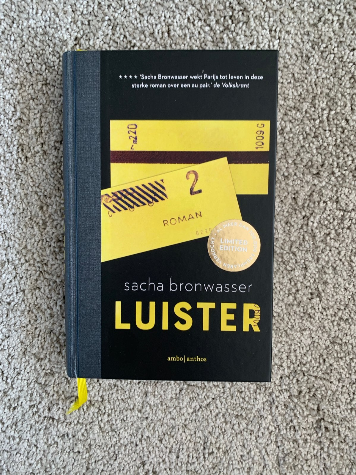 Luister - Sacha Bronwasser (Roman), Ophalen of Verzenden, Zo goed als nieuw, Nederland