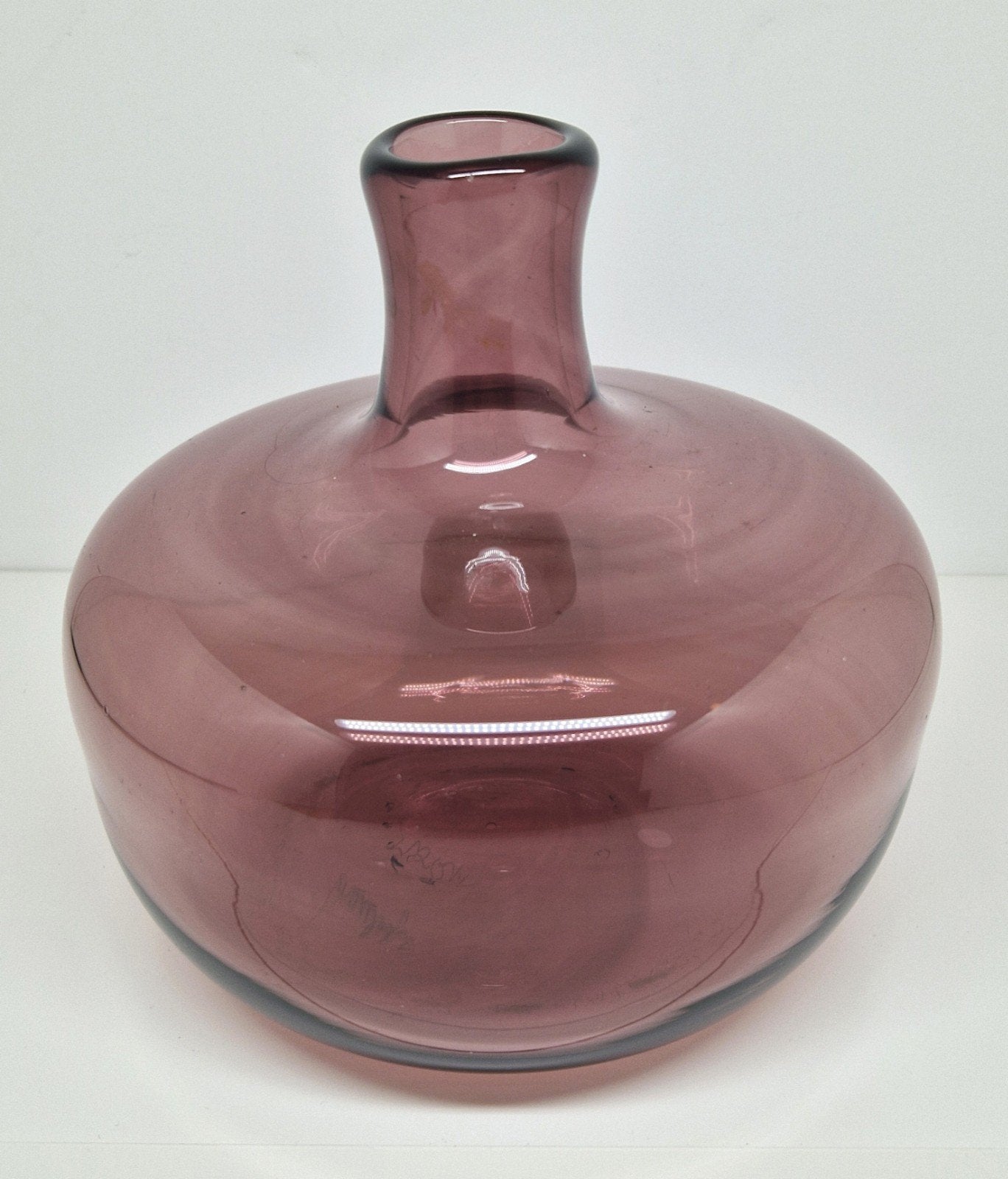 Donkerroze flesvaas Claude Morin Dieulefit, Frankrijk 1970., Glas, 16 cm, Vaas, Paars