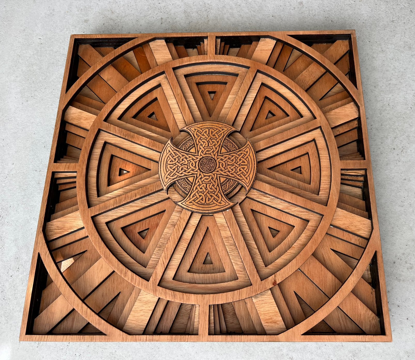 Uniek Houten wand paneel Gelaagde Mandala met Keltisch Kruis, Ophalen of Verzenden, Nieuw