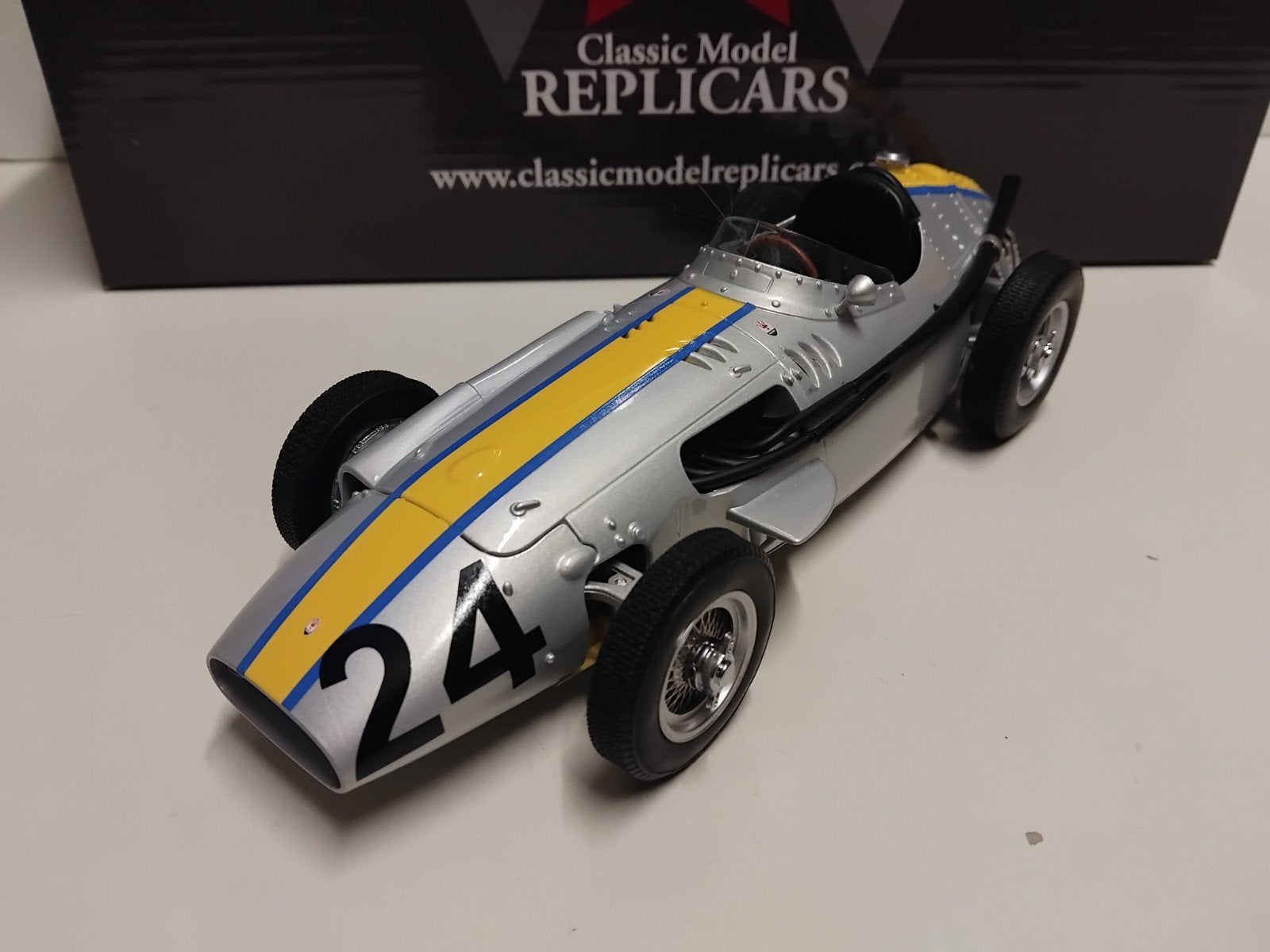 Maserati 250 F1 GP Italia 1957 Replicars CMR 1:18 KRD, Ophalen of Verzenden, Zo goed als nieuw, Auto, Overige merken