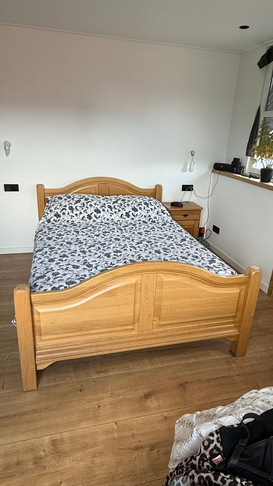 Massief eiken bed 140x200 met nachtkastje en lattenbodems, Ophalen, Gebruikt, Bruin, Tweepersoons