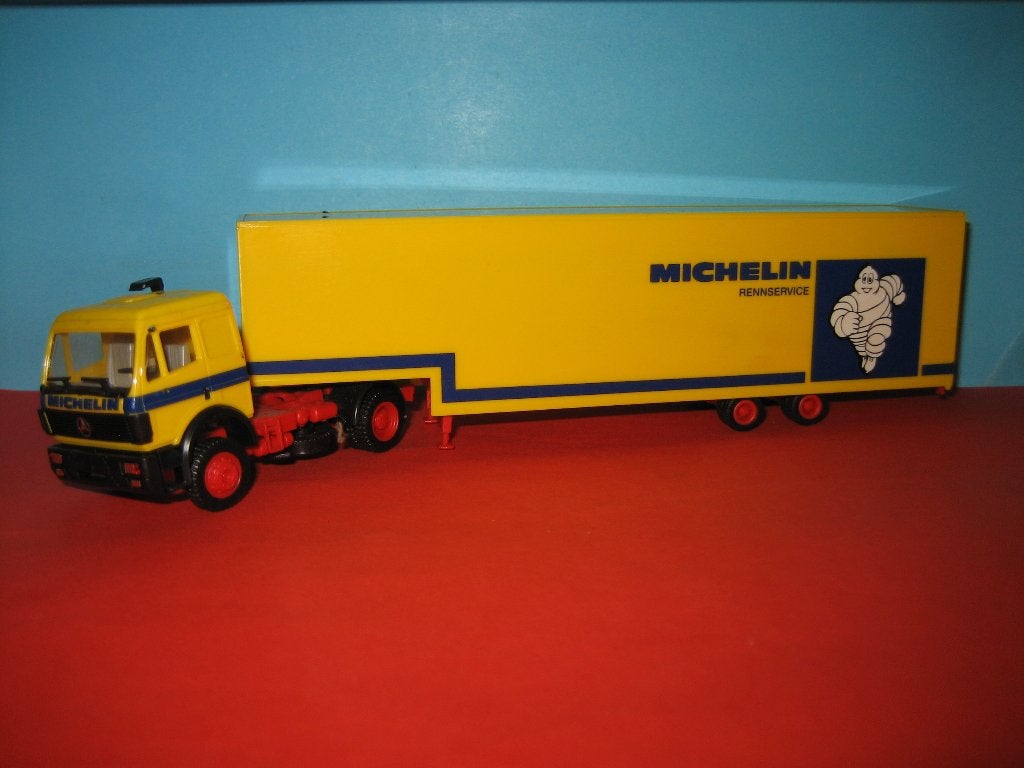 Michelin-banden  MERCEDES met 2-asser oplegger Herpa, Ophalen of Verzenden, Zo goed als nieuw, Bus of Vrachtwagen, Herpa