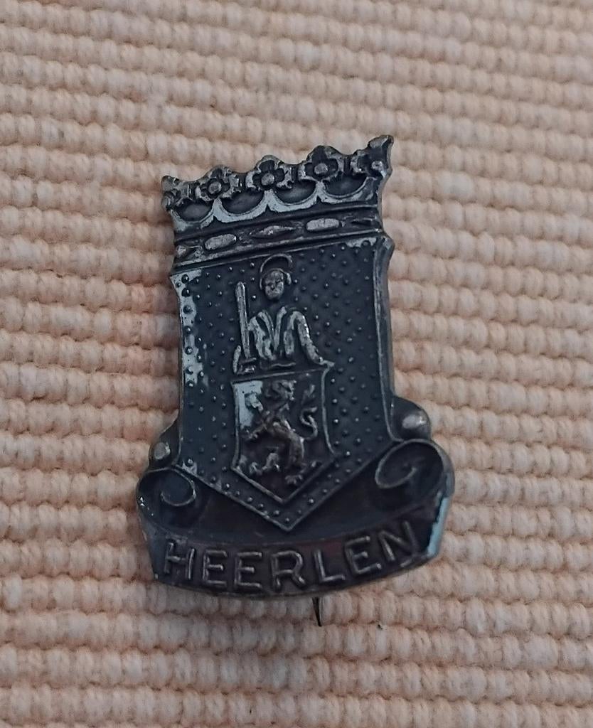Vintage speldje Heerlen wapen, Verzamelen, Ophalen of Verzenden, Gebruikt, Stad of Land, Speldje of Pin