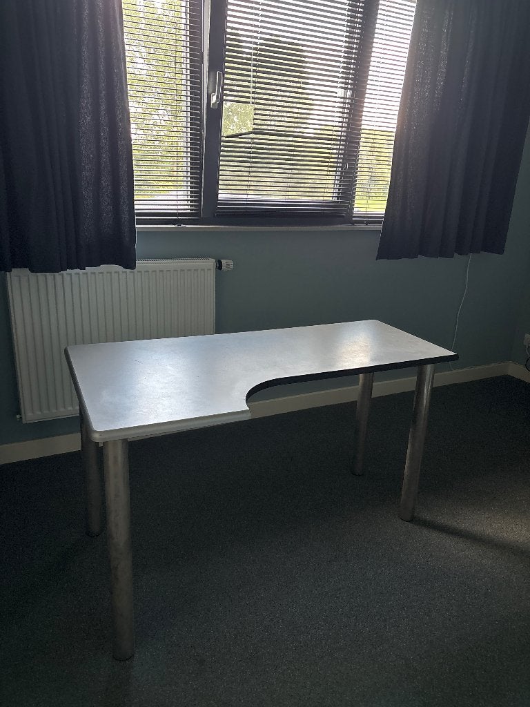 Modern grijs bureau met metalen poten, Ophalen, Demontabel, Gebruikt, Metaal