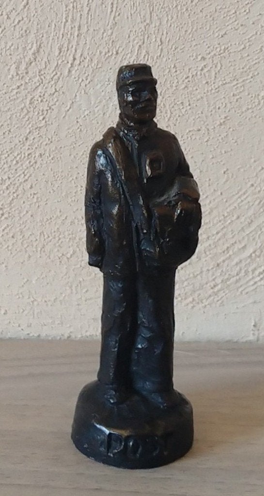 postbode beeldje gesigneerd 1921, volgnr 8, Verzamelen, Beelden en Beeldjes, Ophalen of Verzenden, Zo goed als nieuw, Mens