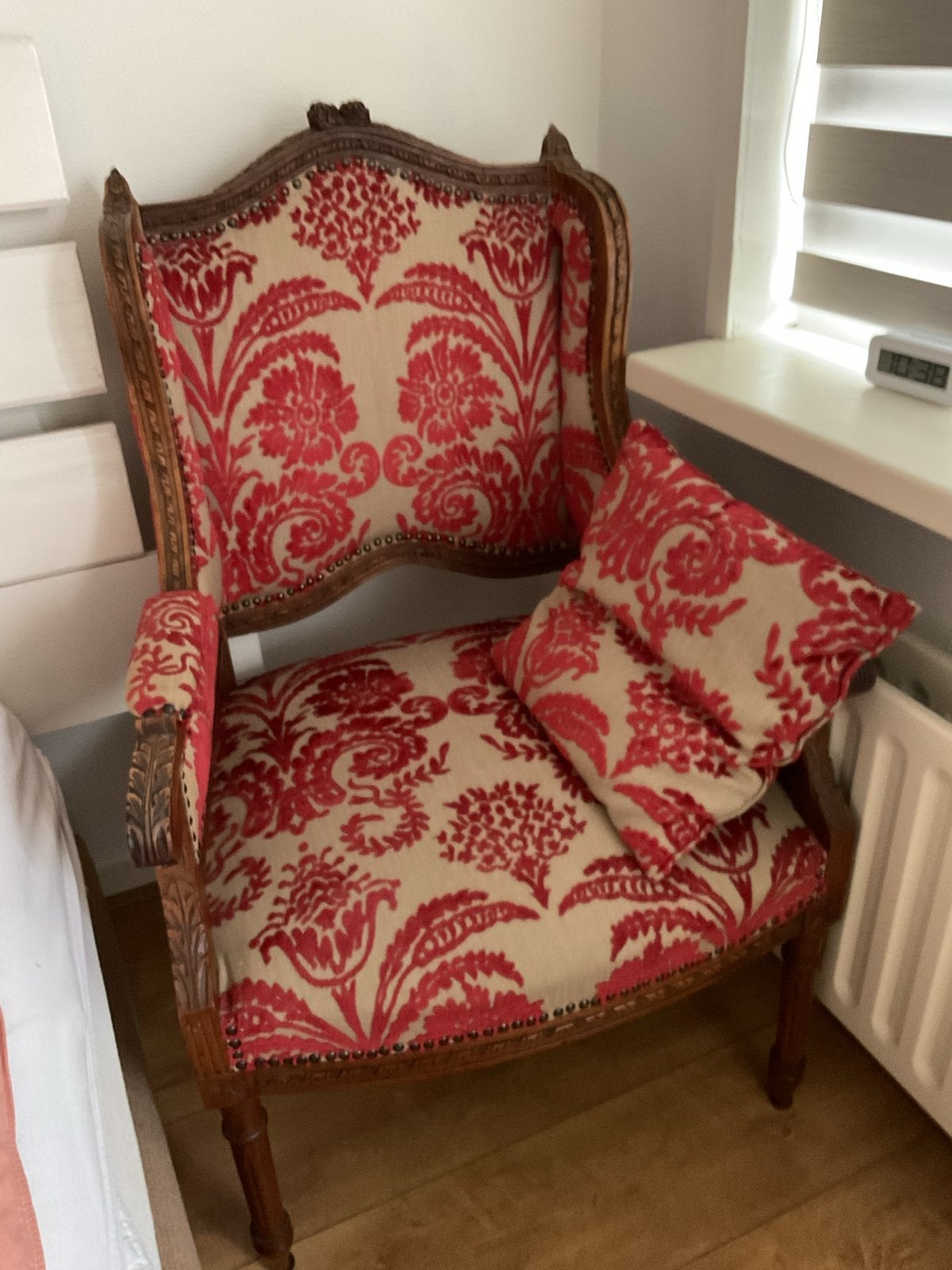 Antieke fauteuil met rood-beige bloemenpatroon, Antiek en Kunst, Antiek | Meubels | Stoelen en Banken, Ophalen