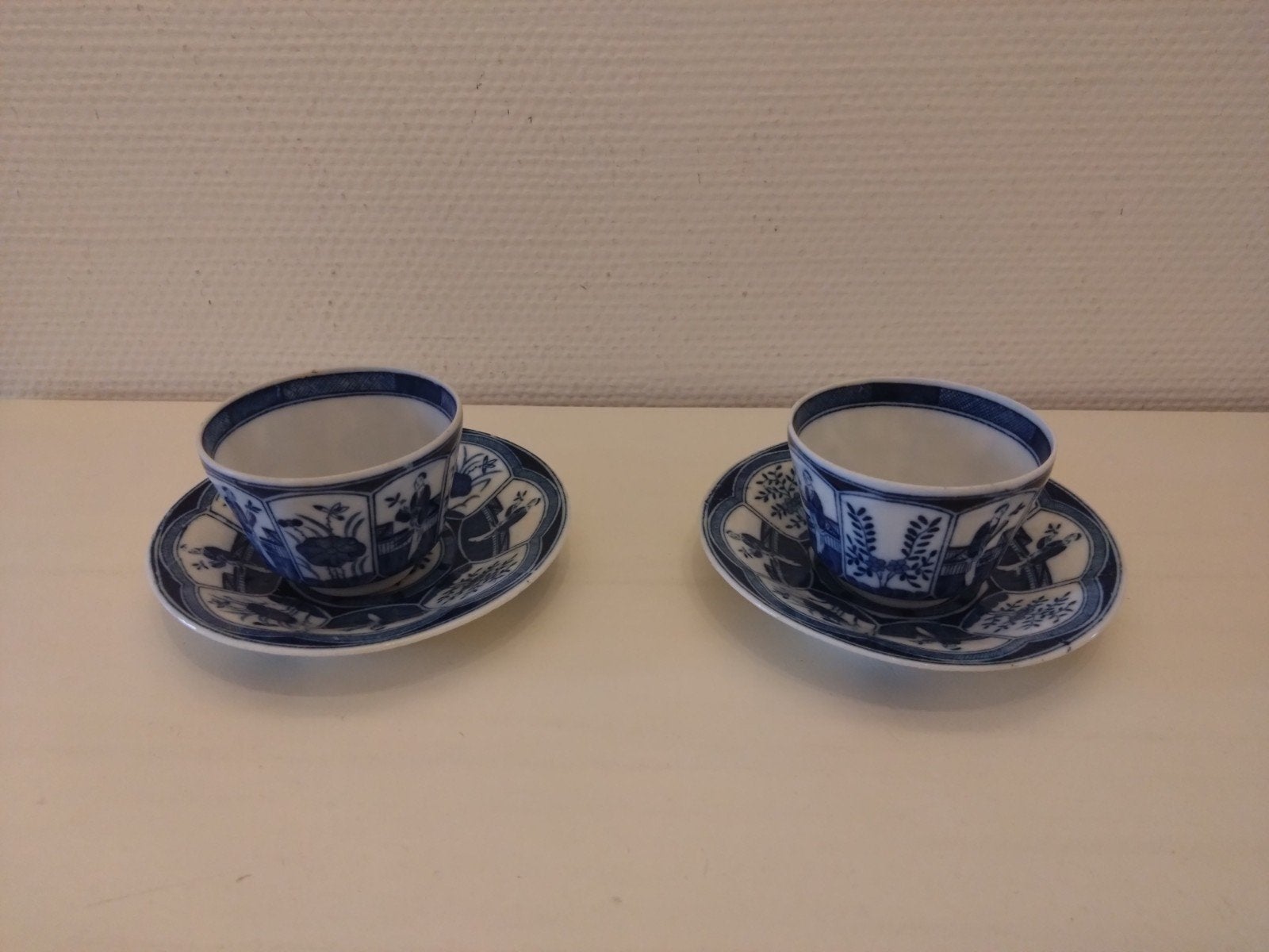 Twee Mosa Maastricht kopjes en schotels. Chinese stijl., Antiek en Kunst, Ophalen of Verzenden