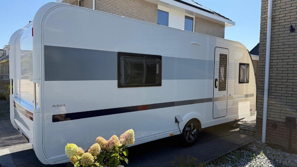 Adria Adora 572UT, Caravans en Kamperen, Caravans, Particulier, tot en met 4, 1250 - 1500 kg, Rondzit, Adria, 2 aparte bedden