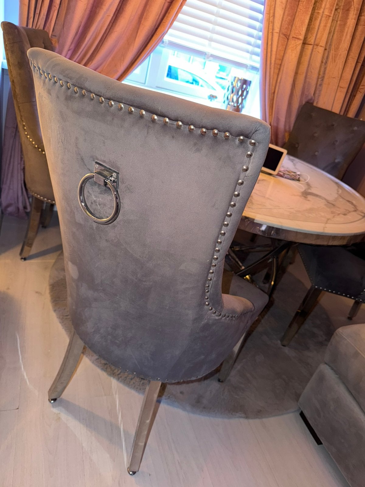 Velvet grijze stoelen 4x, Huis en Inrichting, Stoelen, Ophalen, Zo goed als nieuw, Grijs, Vier