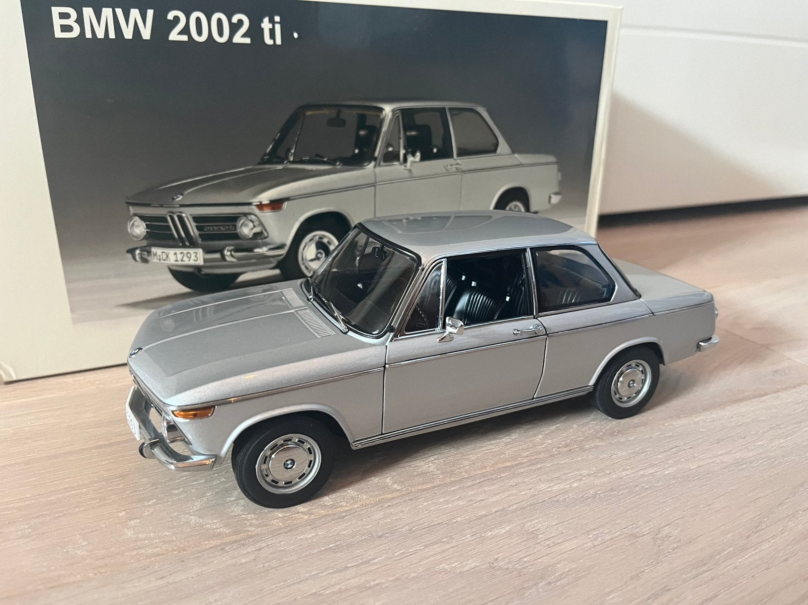 BMW 2002 TI Polaris Silver #70507 Autoart 1:18, Hobby en Vrije tijd, Ophalen of Verzenden, Zo goed als nieuw, Auto, Autoart