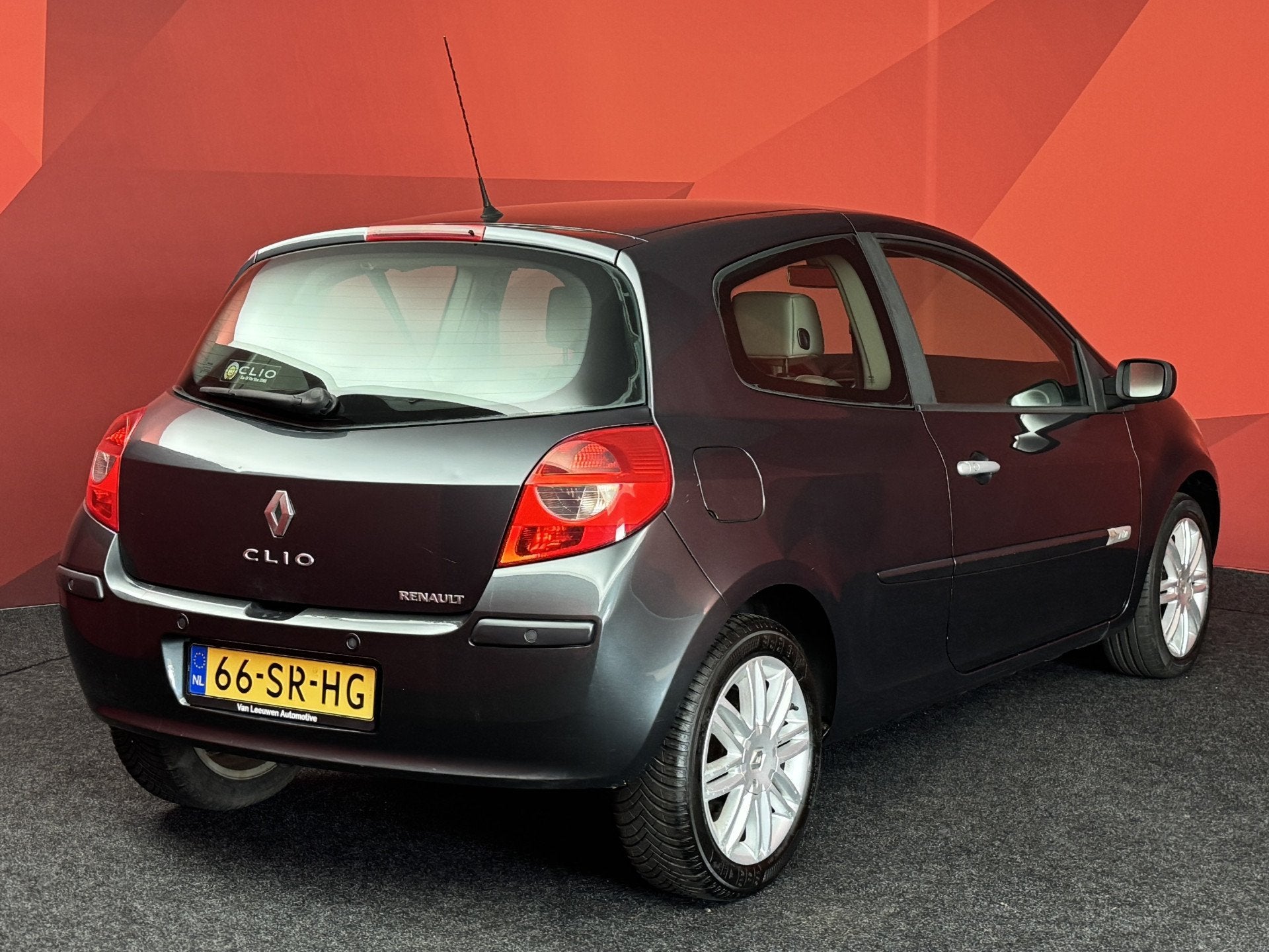 Renault Clio 1.6-16V Initiale, Auto's, Renault, Voorwielaandrijving, Gebruikt, Parkeersensor, 4 cilinders