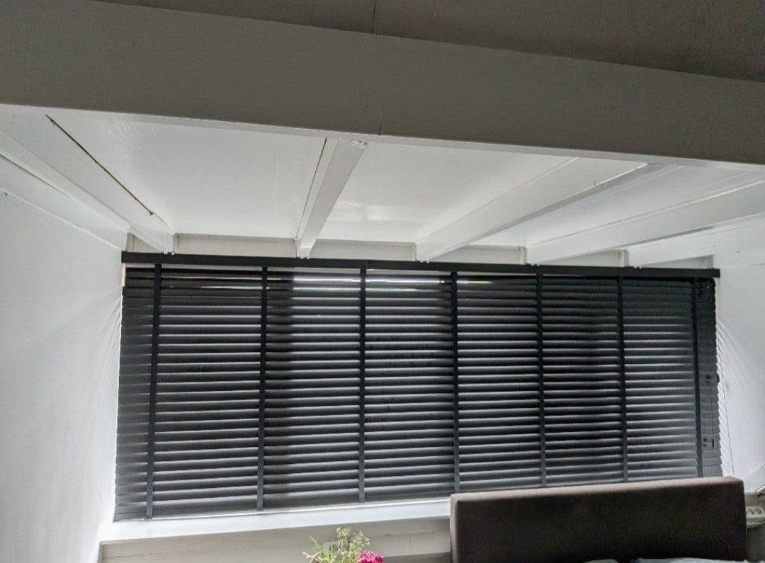 Mooie zwarte jaloezie kunstof in nette staat, Ophalen, Jaloezie, 320 cm, Zwart