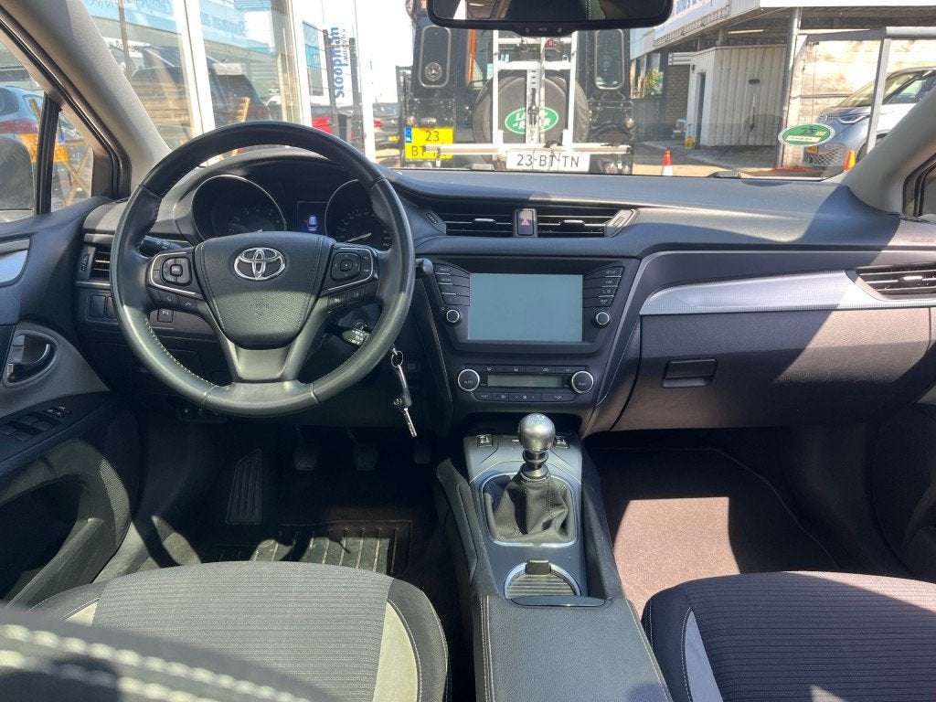 Toyota AVENSIS Touring Sp. 1.8 Business Premium Pano, Auto's, Toyota, Voorwielaandrijving, 15 km/l, 4 cilinders, Handgeschakeld