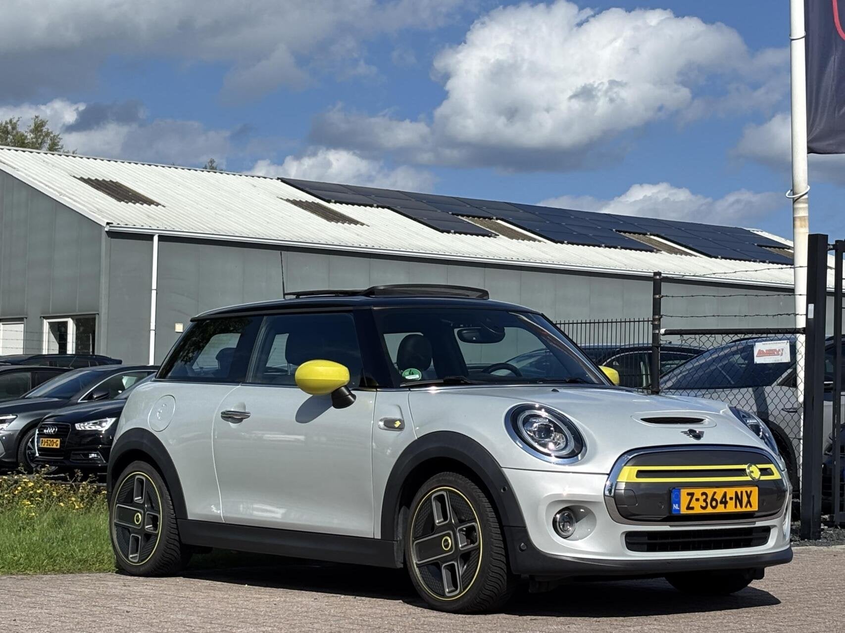 Mini Electric Yours Edition cooper S leder camera keyless, Auto's, Dealer onderhouden, Automatische klimaatregeling, 1340 kg, 33 kWh