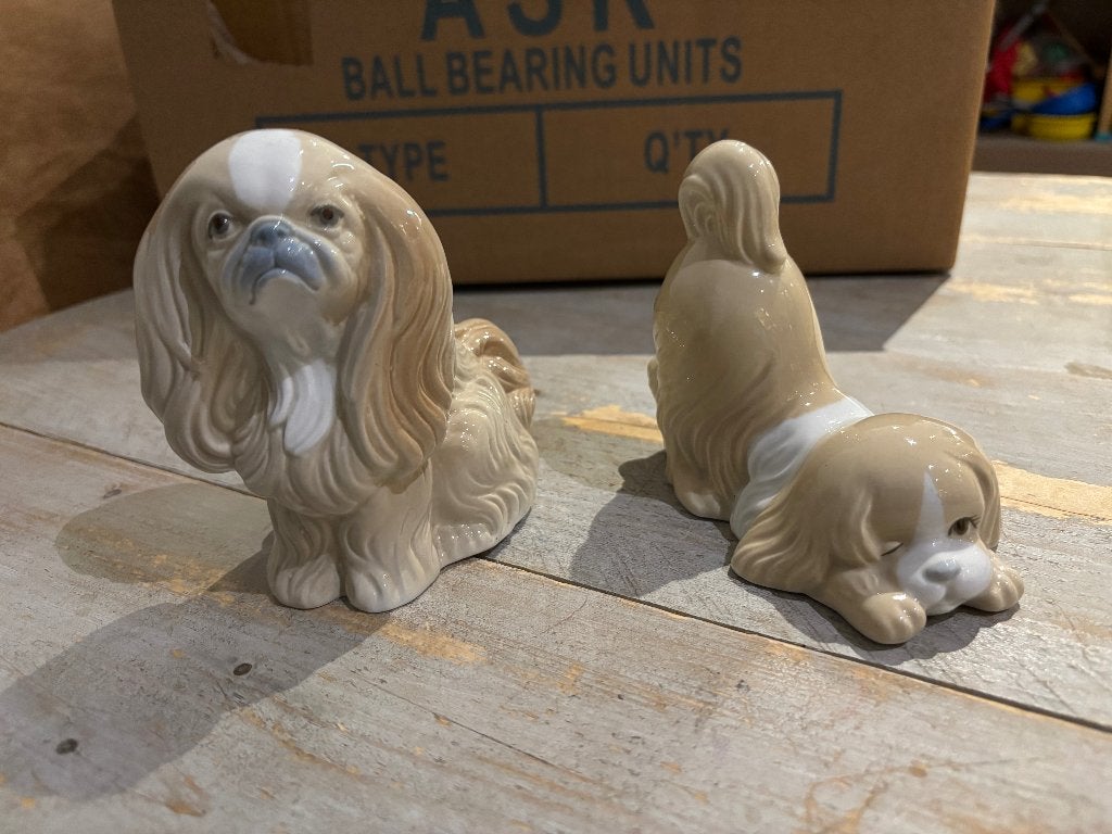 Twee porseleinen beeldjes Pekingeeshondjes van Porcelanas, Verzamelen, Beelden en Beeldjes, Ophalen of Verzenden, Zo goed als nieuw