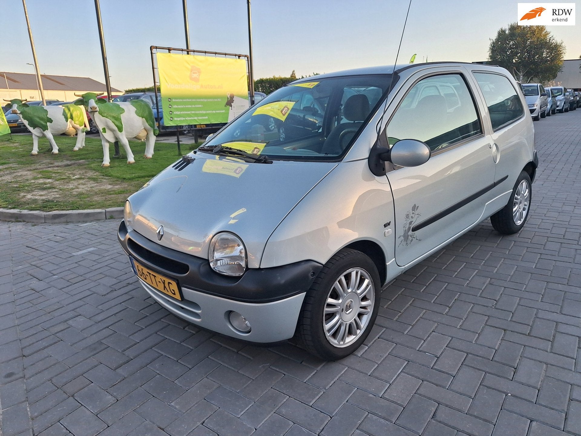 Renault Twingo 1.2-16V Paris / Nette auto / APK t/m septembe, Auto's, Voorwielaandrijving, 4 cilinders, 4 stoelen, Metallic lak