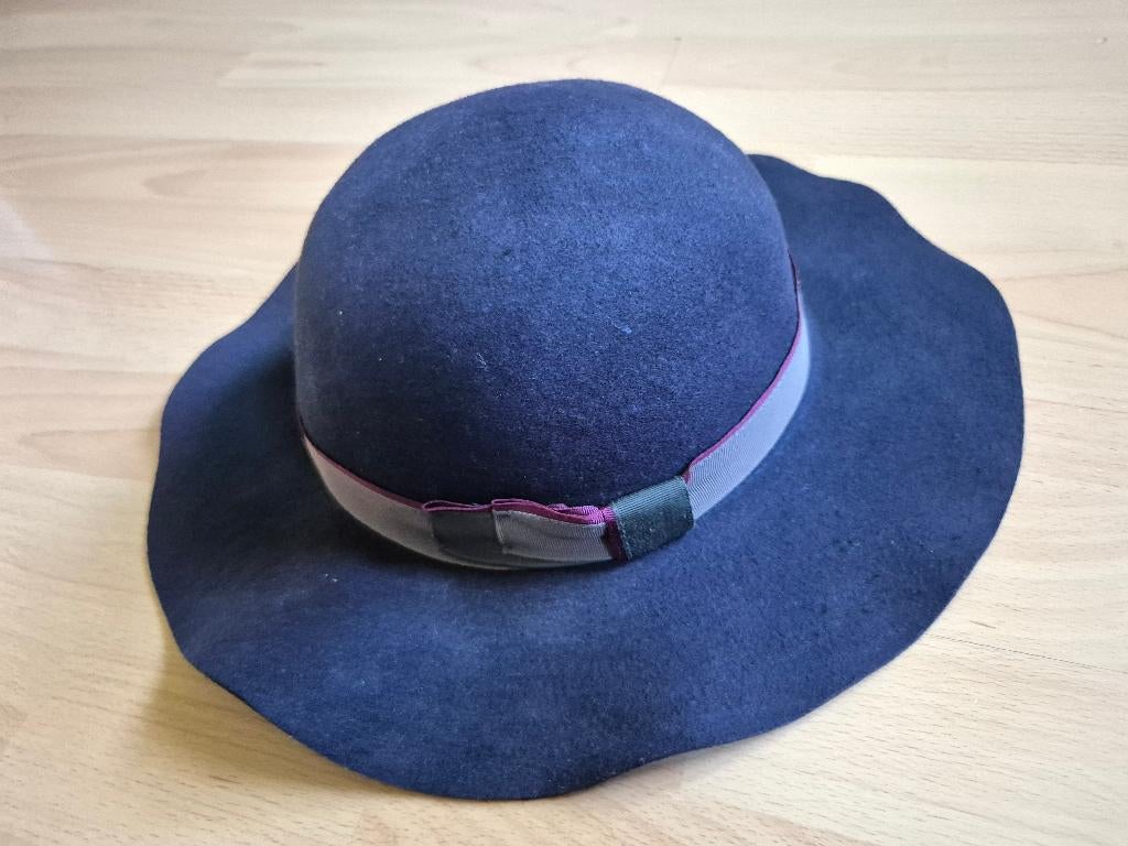 Dames hoed Engels donkerblauw 50 wol, Kleding | Dames, Hoeden en Petten, Ophalen of Verzenden, Zo goed als nieuw, 55 cm (S, 6⅞ inch) of minder
