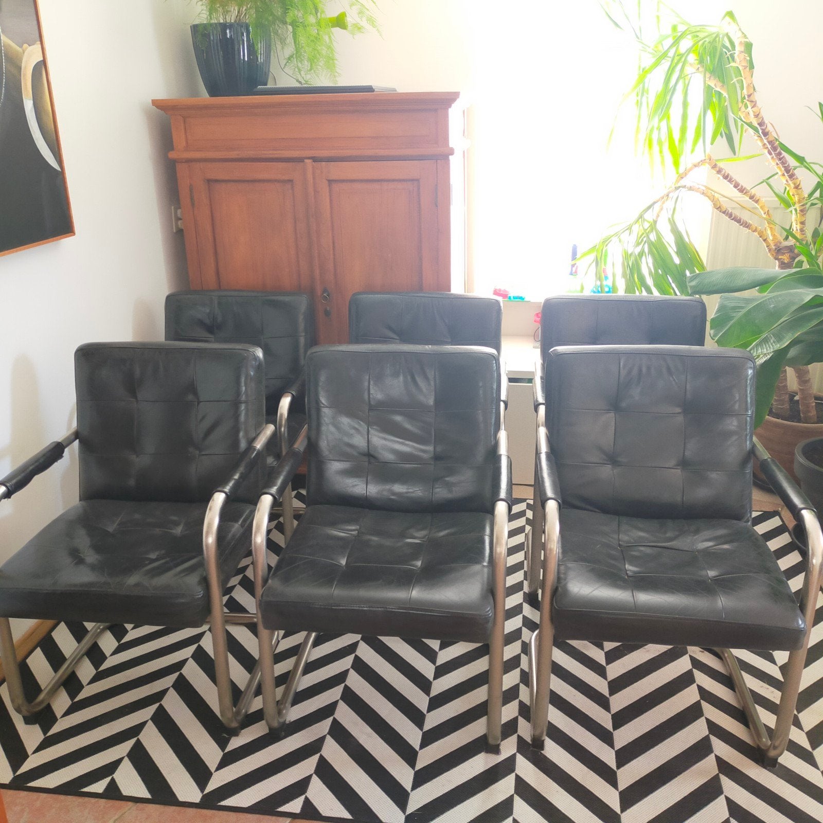 Zes leren stoelen, waarvan twee kapot., Huis en Inrichting, Stoelen, Ophalen, Gebruikt, Zwart, Leer