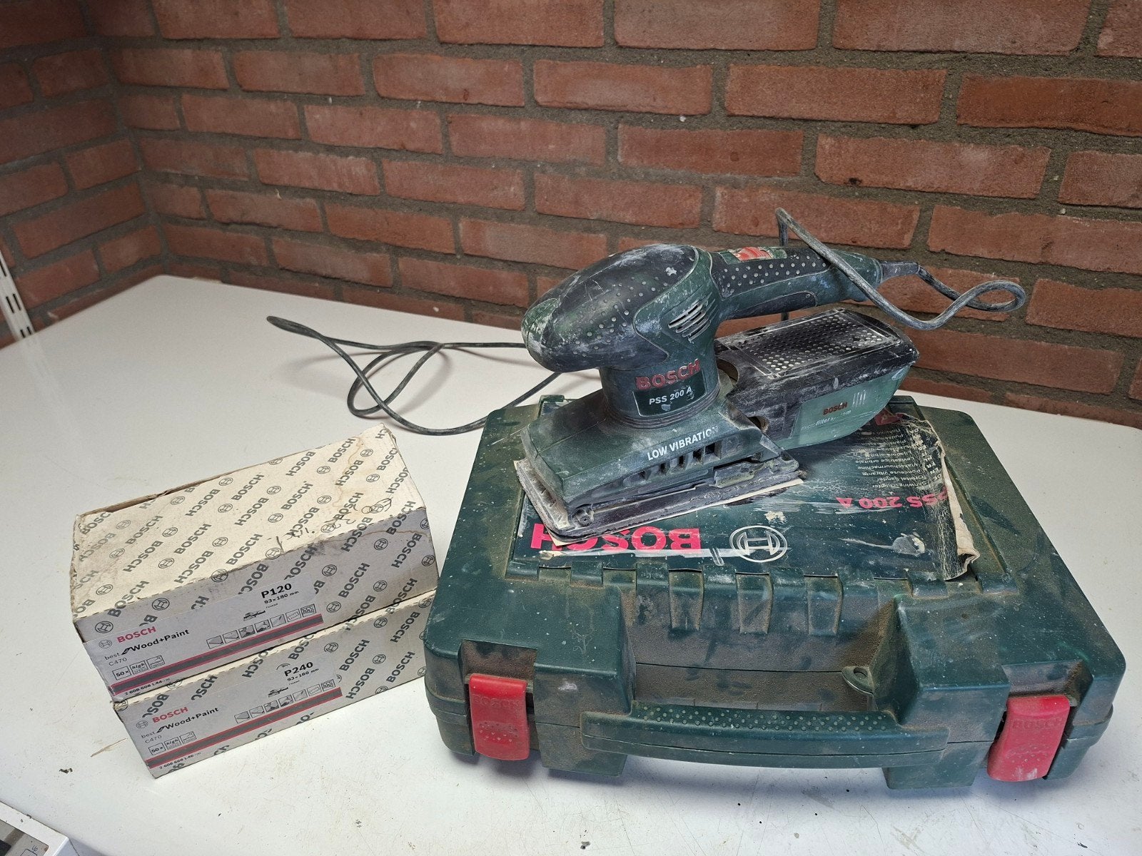 Bosch PSS 200 A Vlakschuurmachine met koffer en schuurpapier, Ophalen