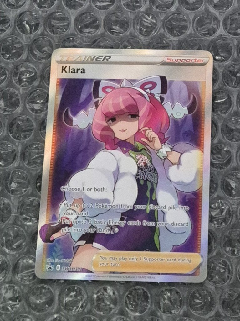 Full Art Klara SWSH302 Sword & Shield Black Star Promo, Ophalen of Verzenden, Zo goed als nieuw, Losse kaart, Foil