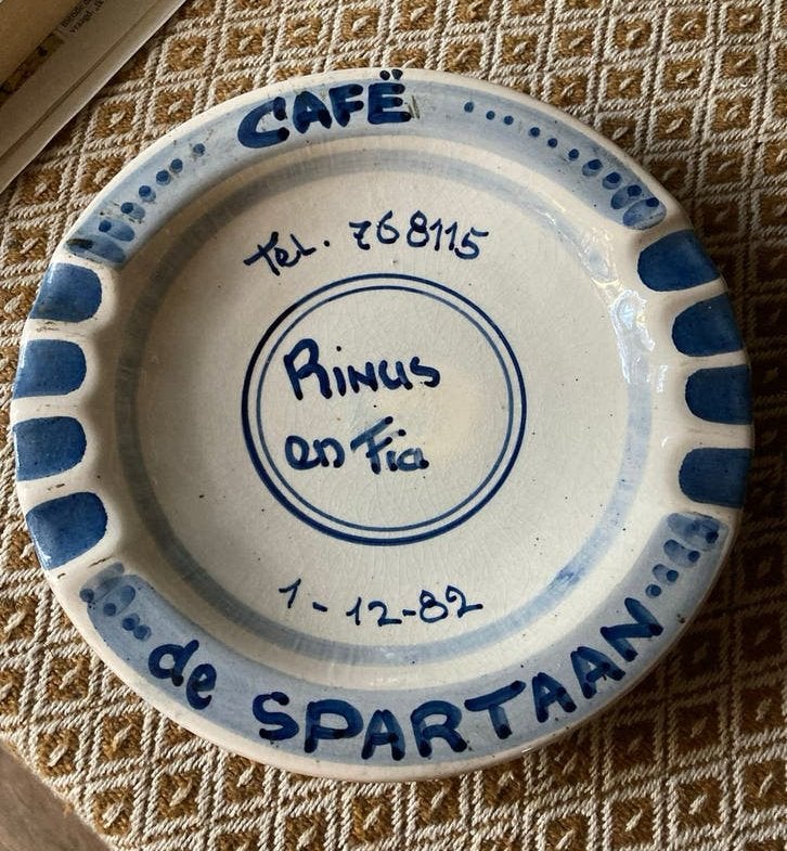 Vintage Delfts Blauw bord 'Café de Spartaan' 1982 Rinus&Fia, Antiek en Kunst, Ophalen of Verzenden