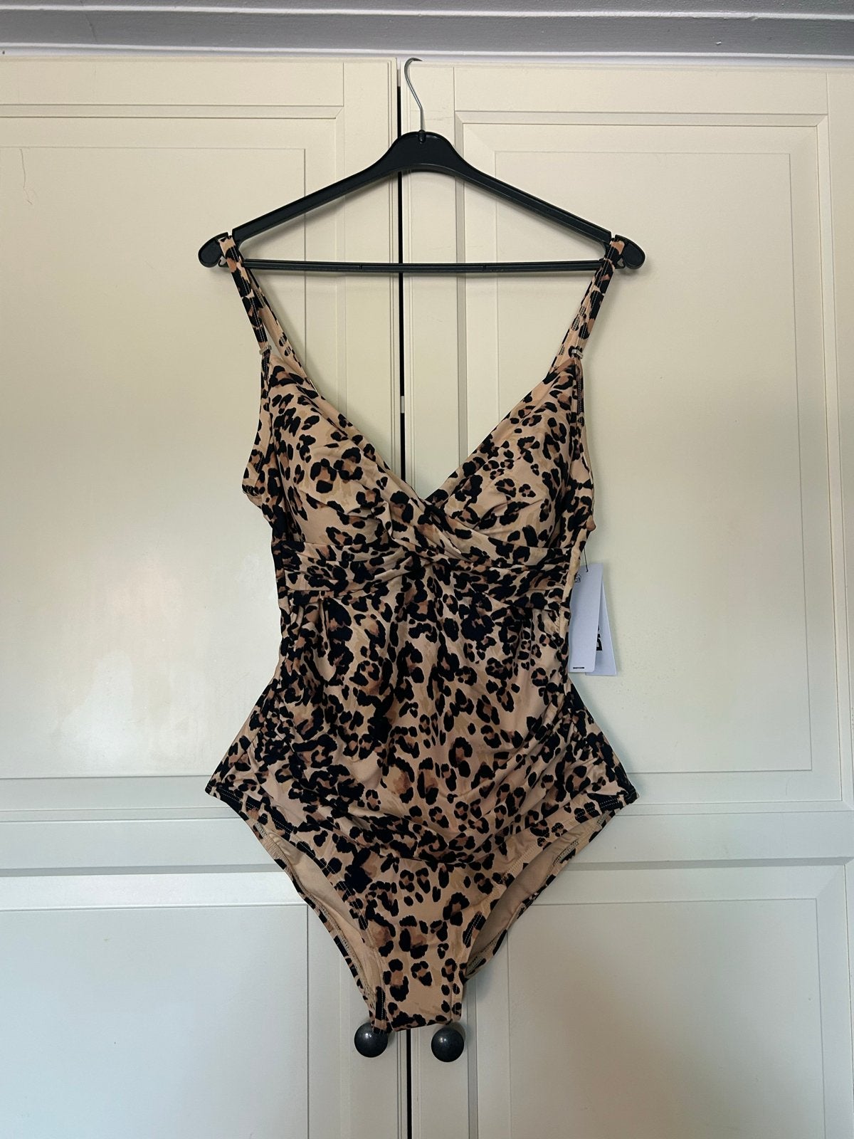 DKNY Luipaardprint Badpak - Nieuw met prijskaartje, Ophalen of Verzenden, Nieuw, Meerkleurig, Badpak