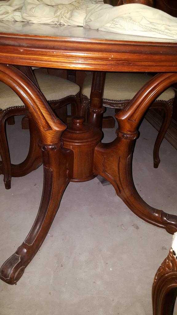 Klassiek noten eetkamers tafel, Ophalen