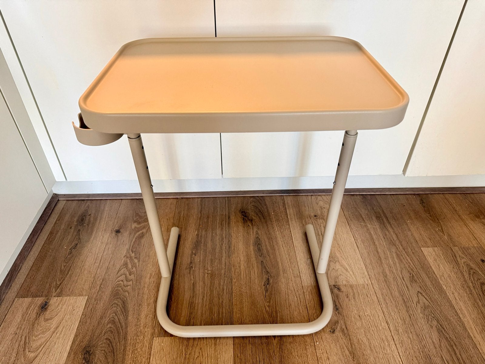IKEA BJÖRKÅSEN Laptoptafeltje - Beige, Verstelbaar, Ophalen, Minder dan 55 cm, Metaal of Aluminium, Zo goed als nieuw