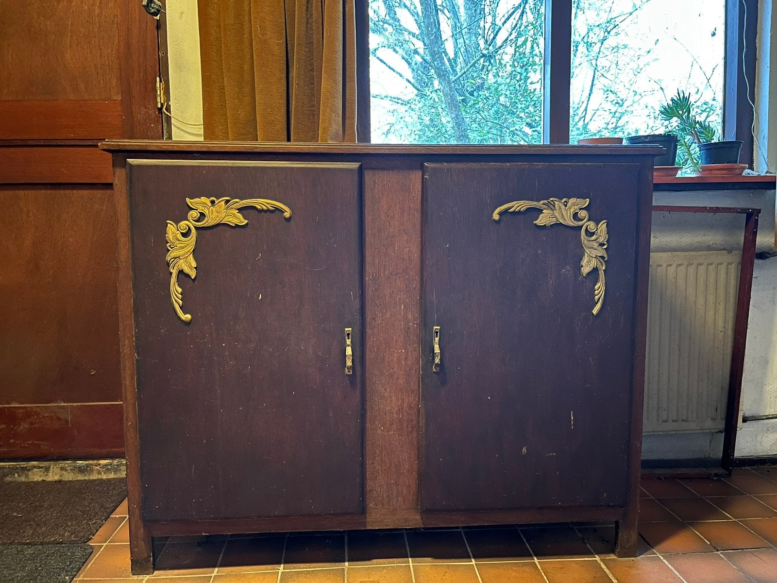 Oude kast met twee lades achter de deurtjes, Ophalen