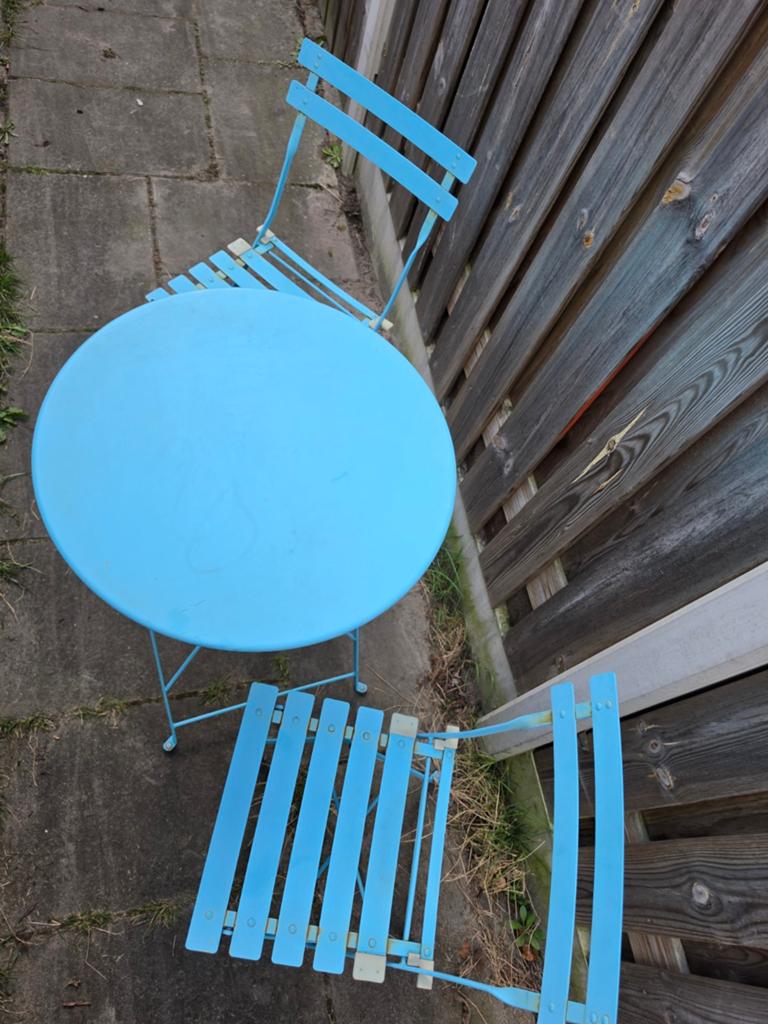 Te koop een mooie blauwe bistro setje, Overige materialen, Gebruikt, Tuinset, Ophalen