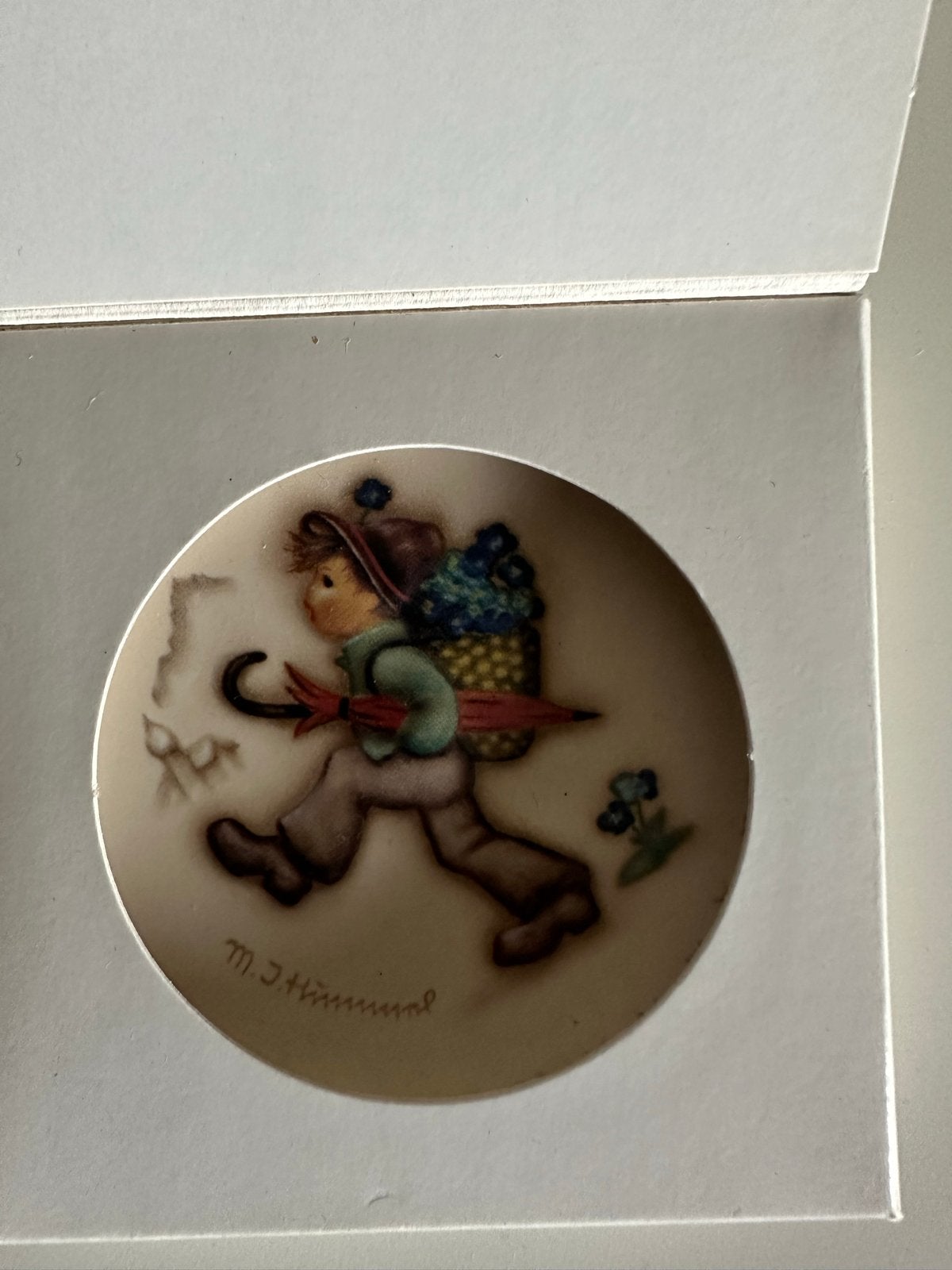 M.I. Hummel Globe-Trotter Wandbordje - Goebel 1999, Ophalen of Verzenden, Zo goed als nieuw, Porselein, Bord of Schaal