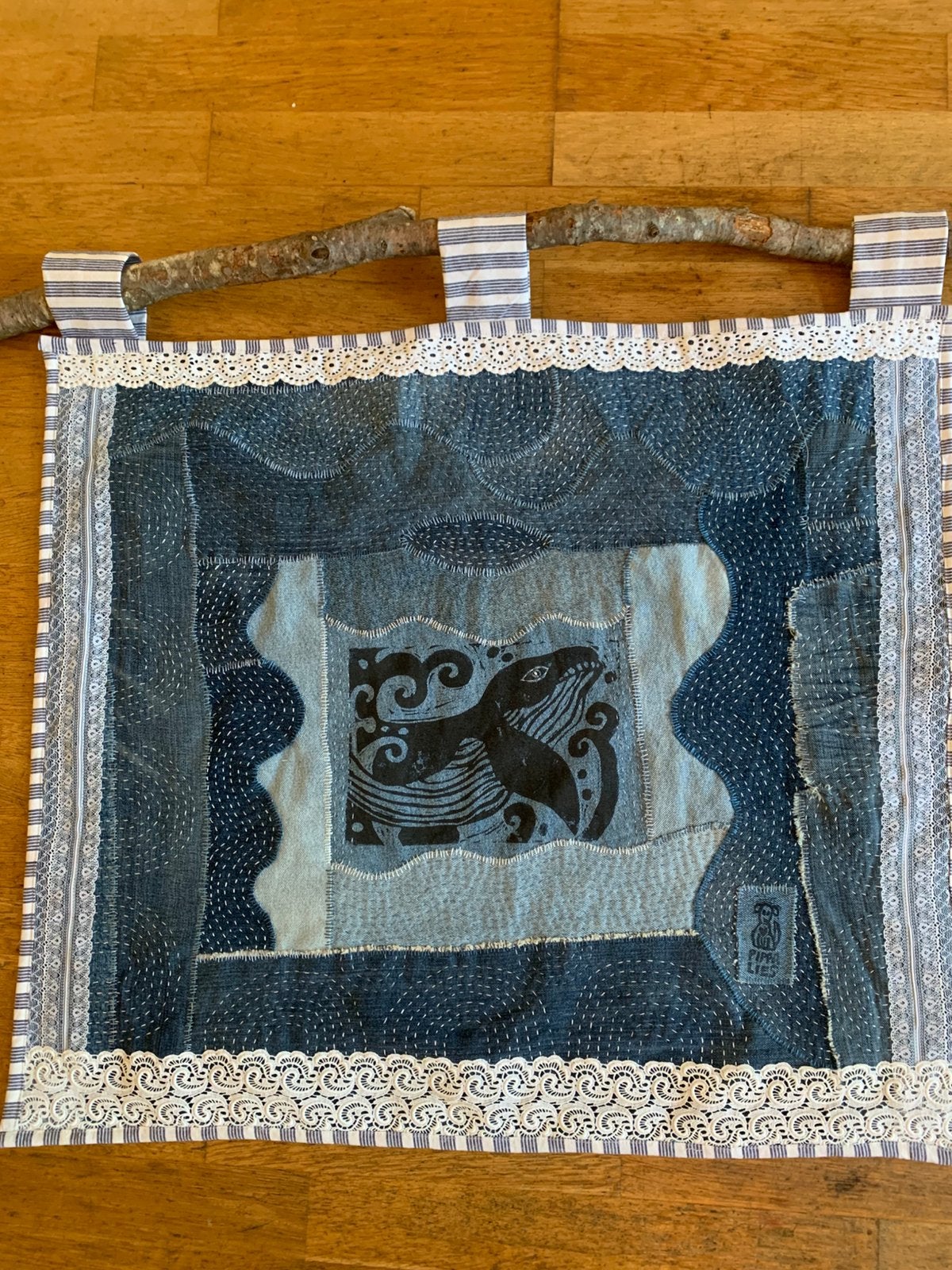 Patchwork wandkleed van denim met linosnede van een walvis, 62 cm, Nieuw, Ophalen of Verzenden, Blauw