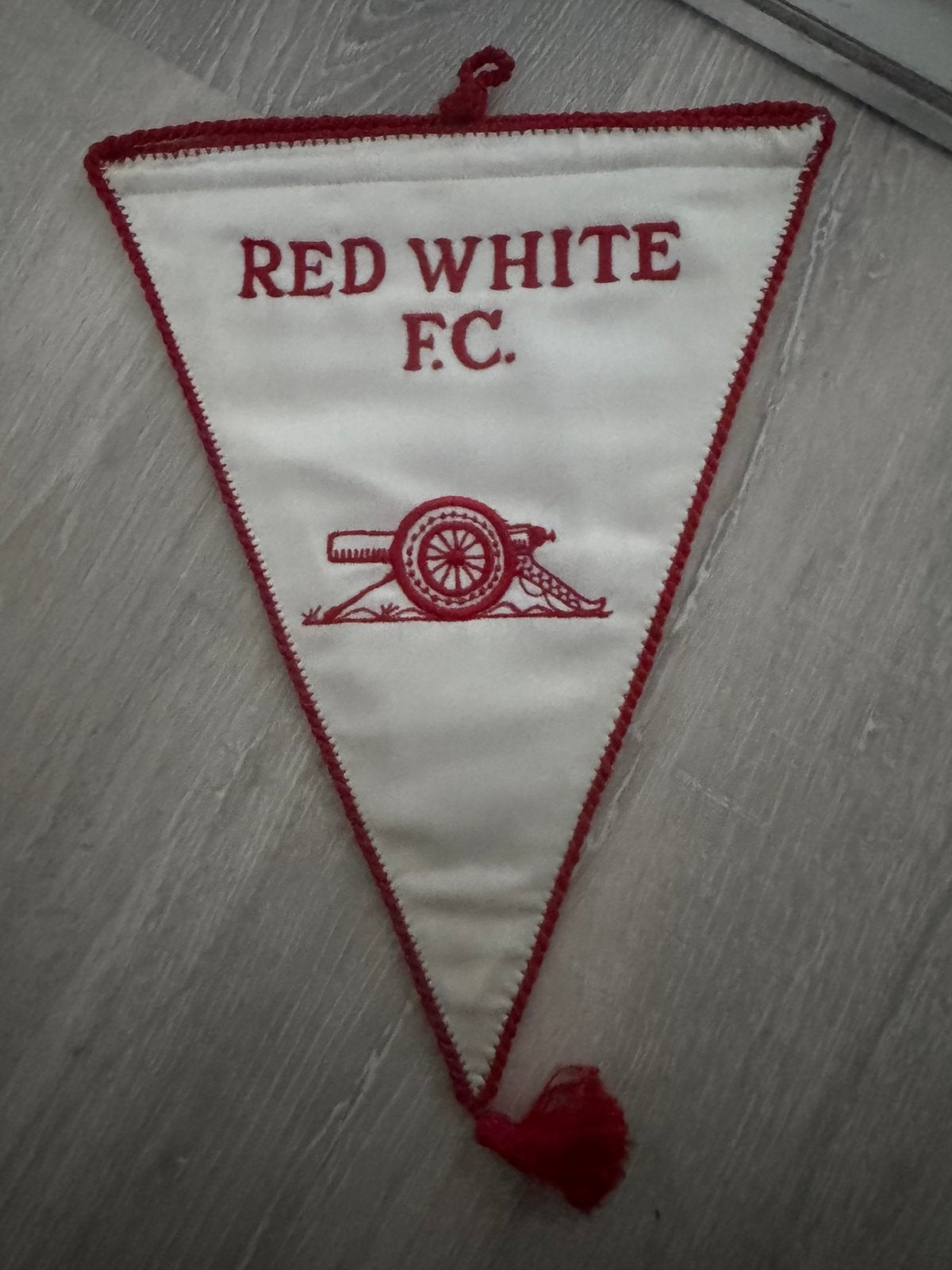 Vaantje Red White F.C. - Voetbalclub Arsenal, Ophalen of Verzenden, Gebruikt, Buitenlandse clubs, Vaantje of Sjaal