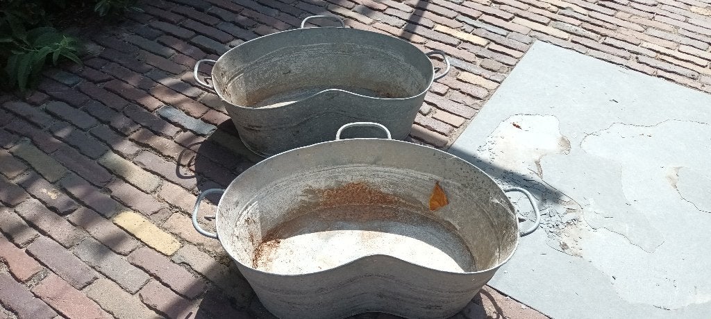 Twee oude zinken schenkteilen, Ophalen