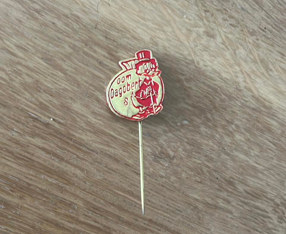 Metalen speldje Oom Dagobert (rood), Ophalen of Verzenden, Gebruikt, Figuurtje, Speldje of Pin