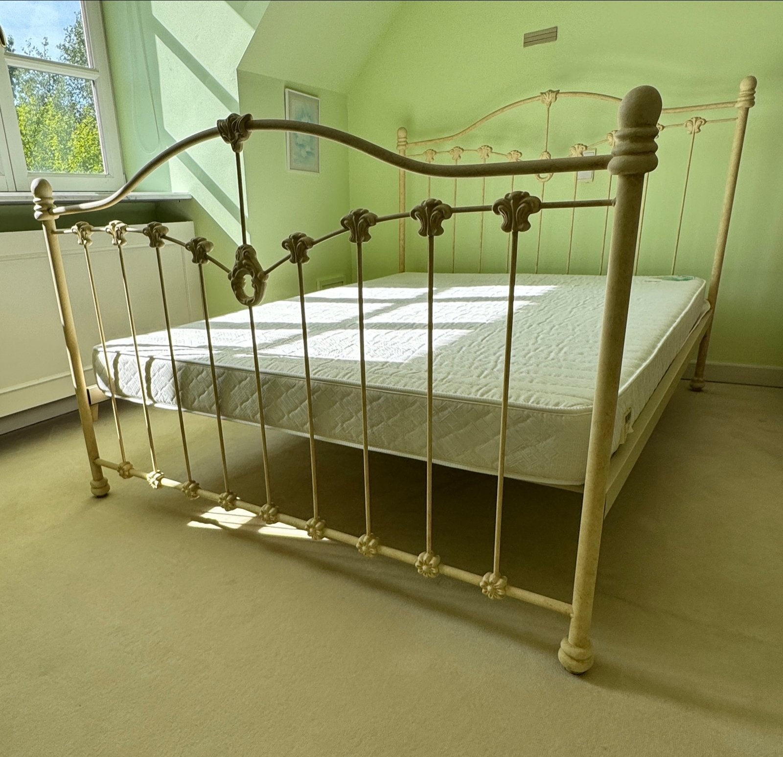 Metalen spijlenbed met matras - 145x208 cm, Ophalen, Gebruikt, Tweepersoons, 140 cm