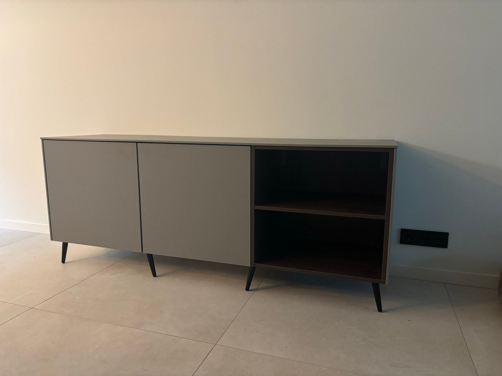 Modern dressoir met opbergruimte en open vakken, Huis en Inrichting, Ophalen, 150 tot 200 cm, Zo goed als nieuw, 25 tot 50 cm
