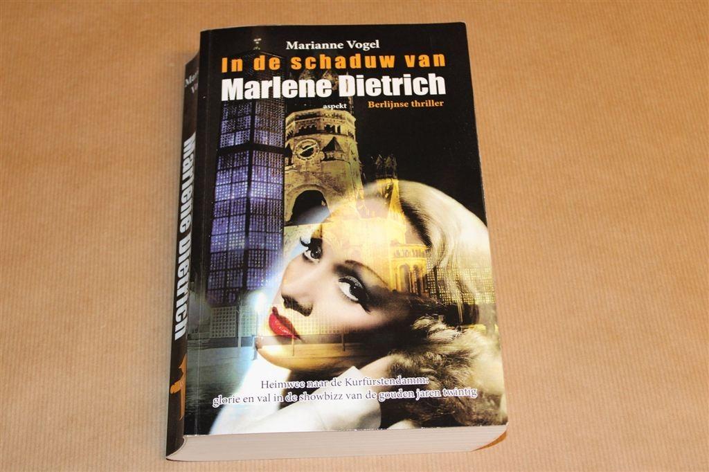 In de Schaduw van Marlene Dietrich — Vogel — Gesigneerd, Boeken, Ophalen of Verzenden, Gelezen