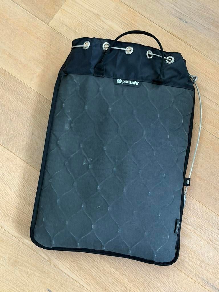 Pacsafe Travelsafe - 12L - Draagbare Kluis - ABUS cijferslot, Ophalen, 30 cm of meer, Zwart, Minder dan 35 cm