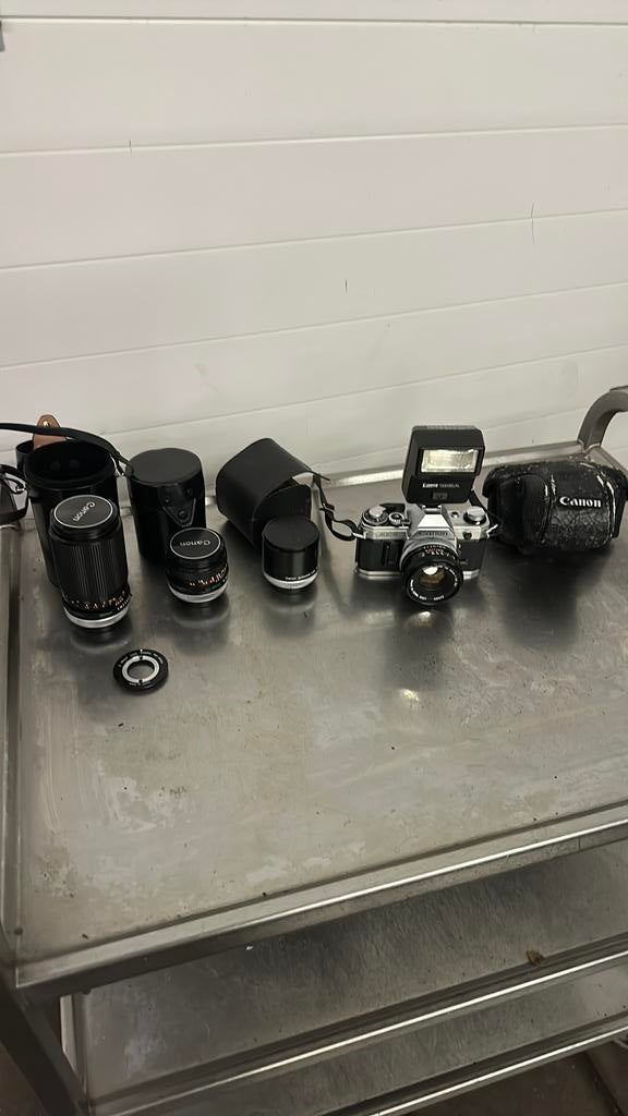 Vintage canon AE-1 analoge camera met extra lenzen, Audio, Tv en Foto, Fotocamera's Analoog, Spiegelreflex, Canon, ..., Zo goed als nieuw