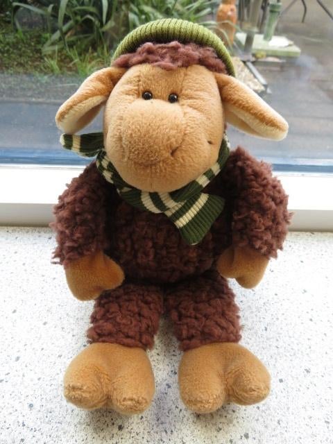 Bruin Schaap met groene muts en sjaal merk NICI Germany, Ophalen of Verzenden, Zo goed als nieuw, Overige typen