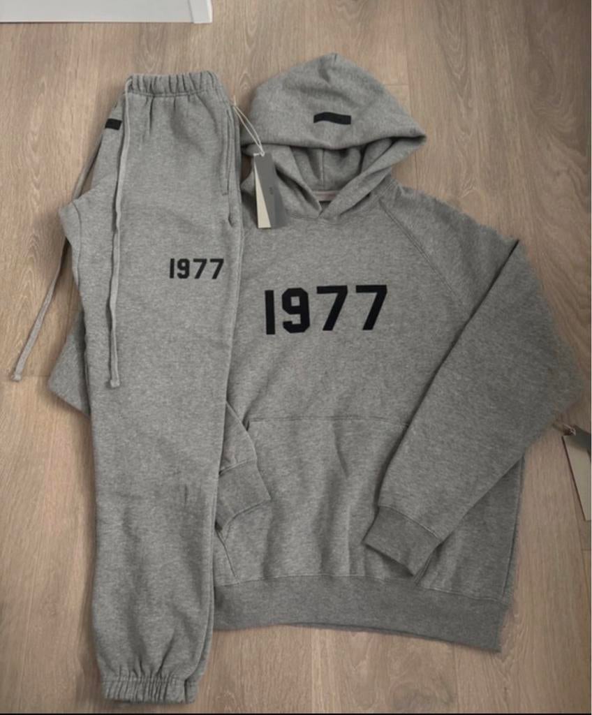 Essentials 1977 Tracksuit Maat M - Nieuw!, Kleding | Heren, Broeken en Pantalons, Nieuw, Maat 48/50 (M), Ophalen of Verzenden