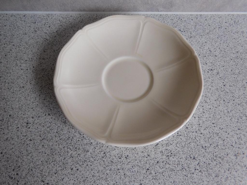 Schotel 13 cm. Queensware Queen's Plain Wedgwood, Huis en Inrichting, Ophalen of Verzenden, Zo goed als nieuw, Wedgwood, Kop(pen) en/of Schotel(s)