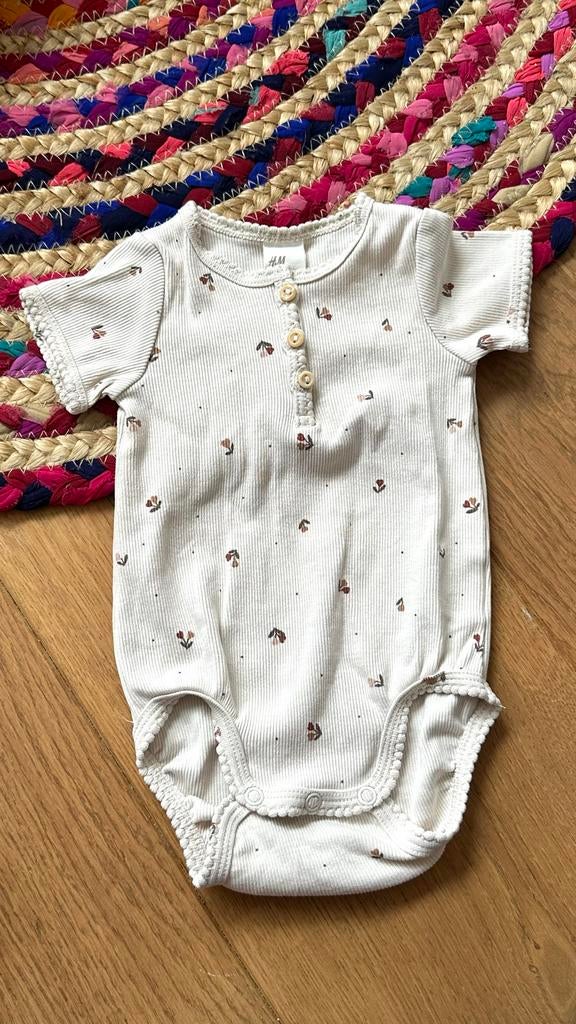 Leuke H&M romper bloetjes maat 62, Ophalen of Verzenden, Zo goed als nieuw, Jongetje of Meisje, Pakje